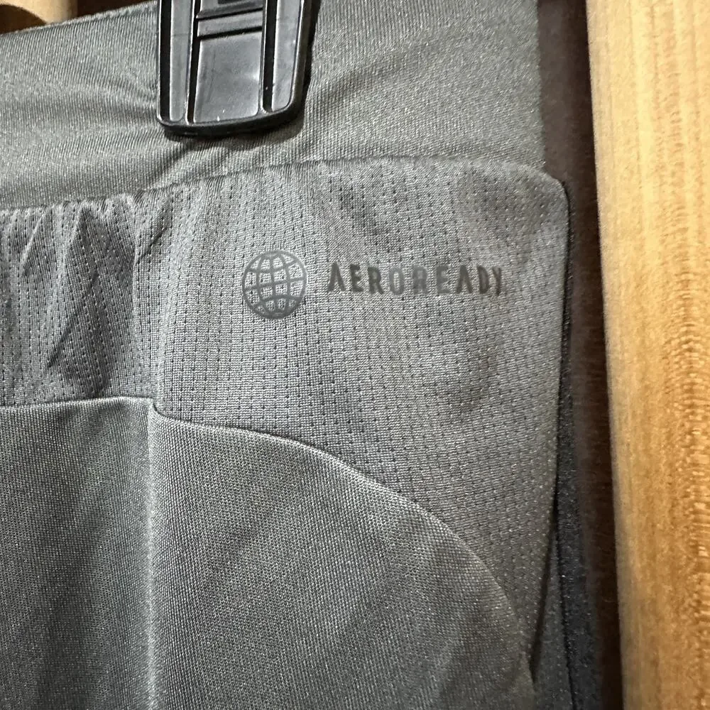 Adidas AEROREADY Shorts Mens Medium Gray Recycled Polyester Athletic Training M